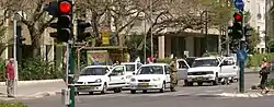 Stehengebliebene Autos und Fahrer, die aussteigen und gedenken