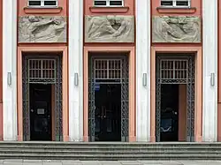 Plastiken am Eingang zum Lipsius-Bau der HTWK Leipzig (ehemals Oberpostdirektion)