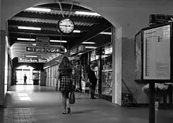 Durchgang zu den Gleisen mit Geschäften 1970