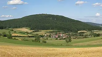 Der Tanner Ortsteil Habel mit dem namensgebenden Berg im Hintergrund