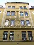 Hackenstraße 3, Neurenaissancebau mit erhöhtem Mittelbau und Stuckdekor, 1874