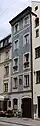 Hackenstraße 6, Schmales Bürgerhaus, erbaut von Johann Thomas 1879/80, Fassade im Stil des Frühklassizismus