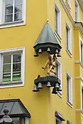 Sendlinger Straße 15: Glockenspiel mit einem Moriskentänzer (nach dem Vorbild des Münchner Bildhauers Erasmus Grasser), welches stündlich spielt. 1972 im Zuge der Olympischen Sommerspiele vom dort ansässigen Juwelier Fridrich gestiftet.