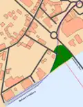 Verlauf der Hafenbahn (blau gestrichelt) und der Bahnstrecke Randers–Hadsund (rot gestrichelt)