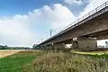 Die Schnellfahrstrecke führt über die linke Brücke