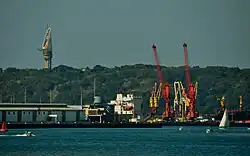 RoRo-Terminal mit den beiden Liebherr-Kranen. Im Hintergrund der Hügelzug Bluff mit dem Millennium Tower.