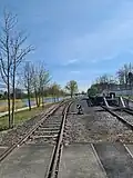 Gleise am Kanal zum Hafen Erlangen mit zwei Güterwaggons, 2021