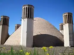 Eine Zisterne (Ab Anbar) mit sechs Windtürmen (Badgir) in Schahdad in der Dascht-e Lut
