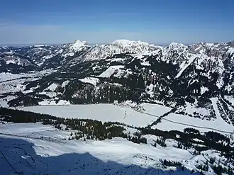Blick von der Krinnenspitze ins Tal, mittig der Haldensee, dahinter die Tannheimer Berge