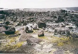 Zeichen vulkanischer Aktivität: Schwefelablagerungen am Rand des Halemaʻumaʻu-Kraters des Kīlauea auf Hawaii