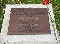 Gedenktafel mit den Namen der zehn Opfer sowie Datum und Ort ihrer Ermordung und einer gemeinsamen Erklärung der betroffenen Städte