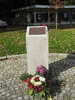 Stele mit Gedenktafel