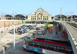 Inselbahnhof Halle (Saale) Hbf mit Bahnhofsvorplatz