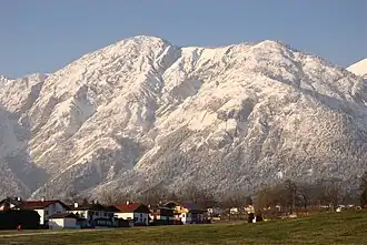 Der Haller Zunterkopf von Mils bei Hall, rechts der Hochmahdkopf