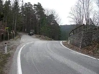 Passhöhe Auf dem Hals: Abzweigung der zum Waxeneckhaus führenden Forststraße