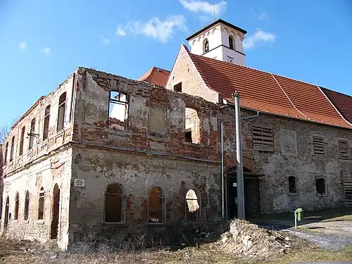 Ehemalige Schlossgebäude in sehr unterschiedlicher Erhaltung (2012)