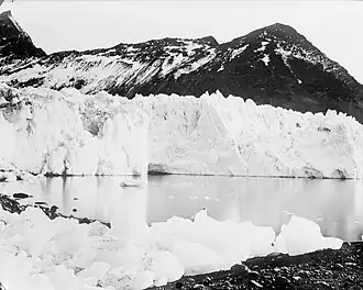 Mündung des Hamberg-Gletschers in den Moraine&nbsp;Fjord (fotografiert von Frank Hurley im Jahr 1914)