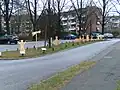 Krippenfiguren zur Weihnachtszeit 2021 an der westlichen Seite der Kirche als Botschaft der Kirche an alle während der Pandemie 2021