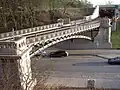 Die Hochbahn-Brücke über die Helgoländer Allee, im Hintergrund der Bahnhof