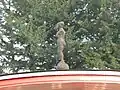 Stefan Albrecht: Weibliche Figur aus Eichenholz