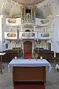 Empore mit Orgel in der Kirche