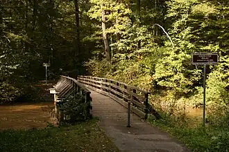 „Kinzigsteg“, eine Holzbrücke über die Kinzig in der Bulau bei Hanau
