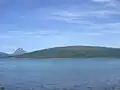 Blick von Nesna auf den Südwesten. Im Hintergrund der Berg Tomskjeveln auf Tomma