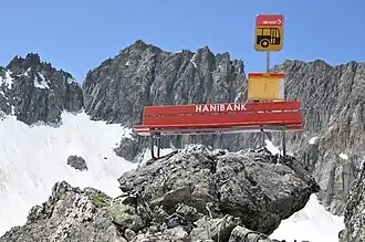 Sitzbank und Postautohaltestellentafel auf dem Felsturm Hannibal auf 2'882 m.&nbsp;ü.&nbsp;M.