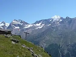 Seilbahn (alte Bahn bis 2023) und Berghaus Hannig mit Weissmies im Hintergrund rechts.