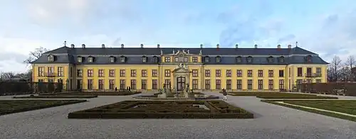 Barockes Galeriegebäude mit Mittelrisalit und Eckrisaliten (Galeriegebäude Herrenhausen)
