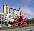 Beginn der Skulpturenmeile Hannover auf dem Platz mit einem Werk von John Raymond Henry