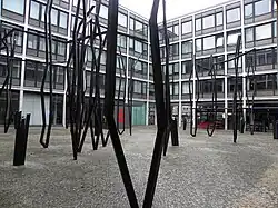 Blick in den östlichen Innenhof mit Stahlskulpturengruppe In Vent von Robert Schad
