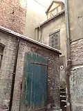Das kleine Nebenhaus von Nr. 7 vom Hof aus. Das alte Holzfenster imitiert den Hannoverschen Rundbogenstil.