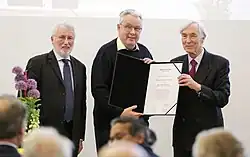 2017: Vorsitzender des Preiskuratoriums Heinz-Rudi Spiegel, Jaan Valsiner, Vorstandsvorsitzender Wolfgang Mertens (rechts)