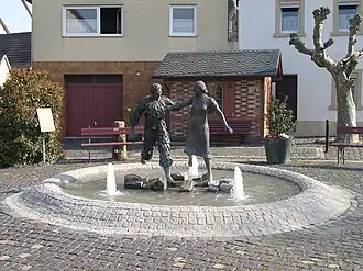 Hansel-Fingerhut-Brunnen im Jahr 2007, noch ohne die Taubenskulpturen am Brunnenrand