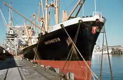 Bayernstein mit doppelten Vorleinen fest (Hapag-Lloyd)