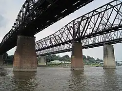 Die Frisco Bridge (Mitte), fertiggestellt 1892
