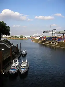 Die Duisburg-Ruhrorter Häfen sind der größte Binnenhafen Europas: Einfahrt in den Süd- und ehemaligen Nordhafen (September 2006)