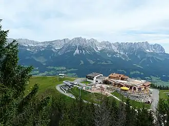 Hartkaiser mit Liftstationen und Restaurant im Hintergrund der Wilde Kaiser