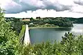 Blick vom Aussichtspunkt Hartmannsbach über die Staumauer