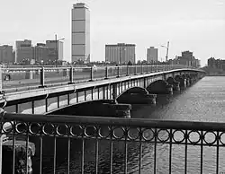 Die Brücke im Jahr 1985 von Cambridge aus gesehen. Deutlich zu erkennen sind die Abnutzungserscheinungen sowie die Absperrungen an den äußeren Fahrbahnen zu erkennen.