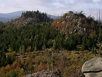 Hohneklippen: Blick von der Leistenklippe zur Grenzklippe, im Hintergrund der Brocken