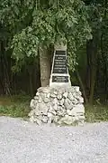Sissidenkmal unmittelbar westseitig neben der Warte