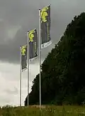 Fahnen am Standort des Infogebäudes