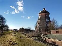 Alter Deich mit Stumpf der Deichmühle - 2019 abgerissen