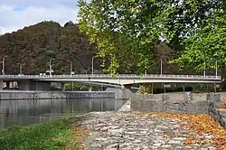 Die Maasbrücke verbindet Hastière-par-delà mit Hastière-Lavaux