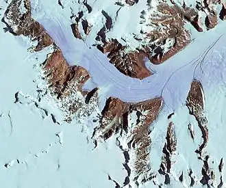 Britannia Range (unten), Hatherton-Gletscher (Mitte) und Darwin Mountains mit dem Midnight-Plateau (oben).