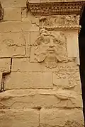 Mesopotamische Blattmaske Hatra. Barthaare werden zu Blättern und Kopfhaare zu Schlangen was auf Medusa verweist