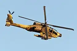 Ein AH-64A Apache Peten Kampf­hubschrauber der 190. Staffel „Magic Touch“ im Juni 2013