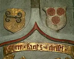 Hatzfeldt: Maueranker (links), Wildenburg: Rosen (rechts); St. Sebastian, Friesenhagen